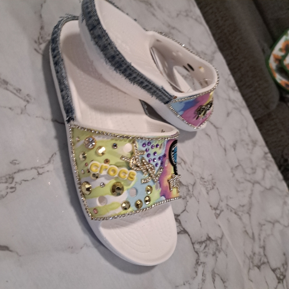 Crocs size 9 multi colored - Picture 4 of 8